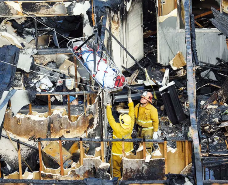Incendio en edificio de Los Ángeles deja cinco muertos