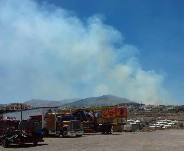 Siguen combatiendo incendio forestal