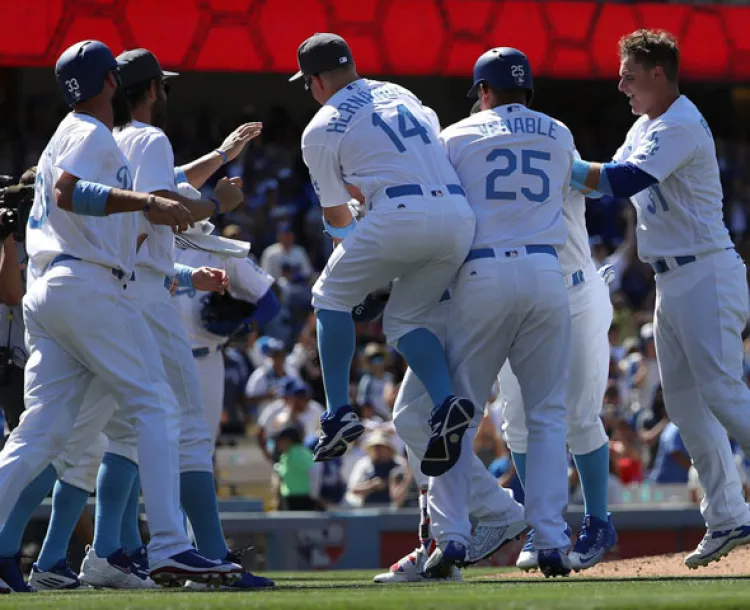 Dominan Dodgers a los Cerveceros ganan 2 a 1