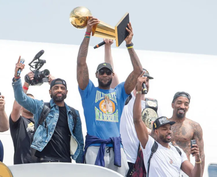 Aterriza LeBron como campeón, miles los reciben