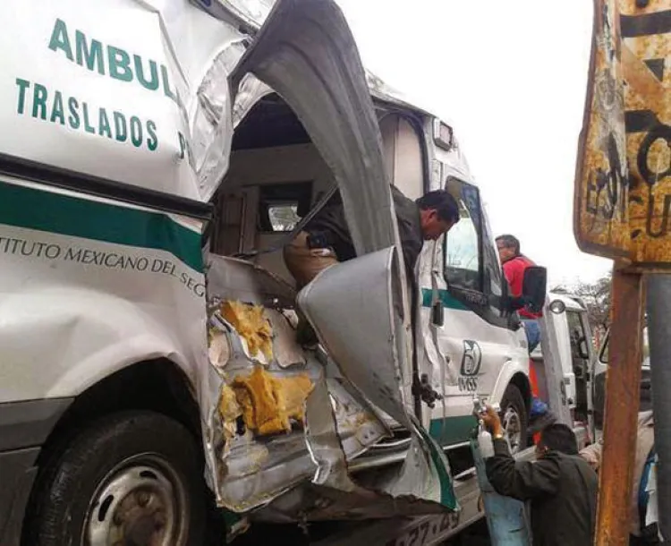 Aparatoso choque contra ambulancia, resulta mujer herida