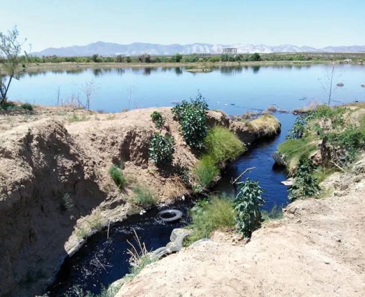 Autoridades ejidales buscan frenar intensa contaminación  en el río Agua Prieta