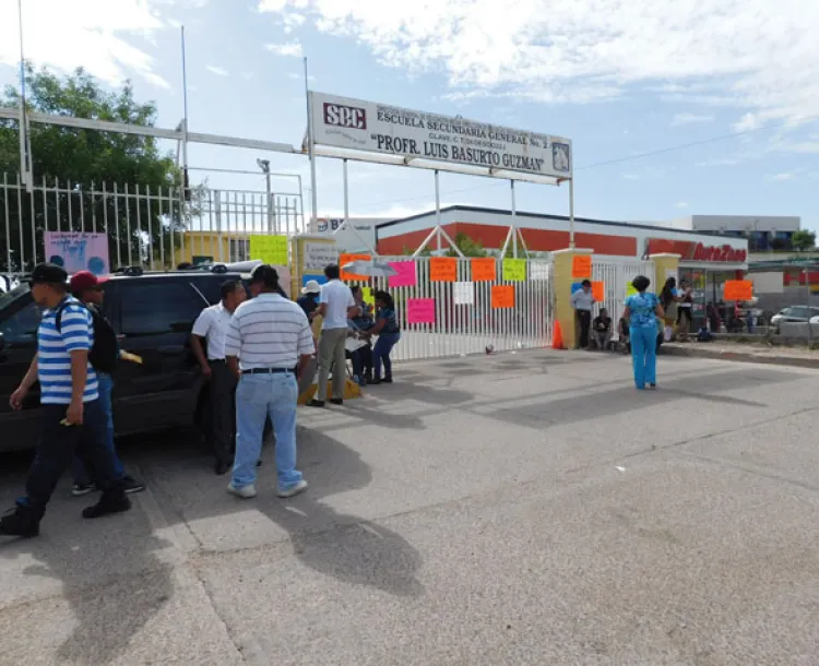 Toman docentes la General No. 2  en protesta