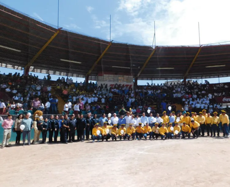 Temo Galindo felicita a graduados de programa DARE