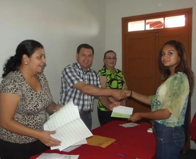 Entrega becas el Instituto de la Mujer en Magdalena