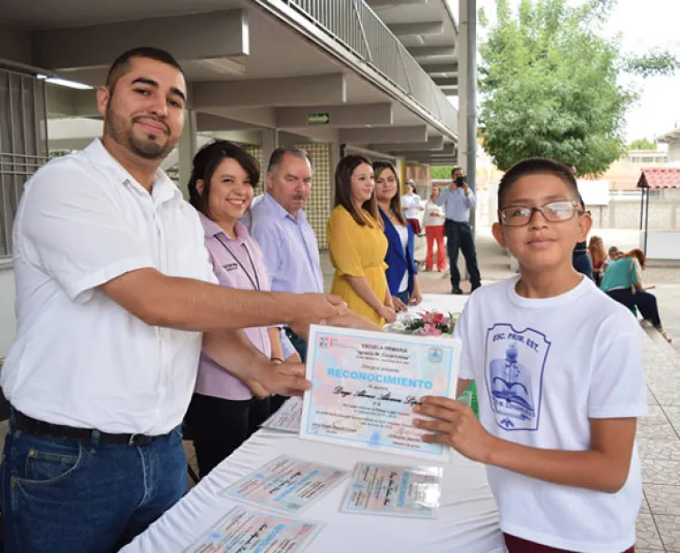 Galardonan a alumnos  del cuadro de honor  de la Covarrubias