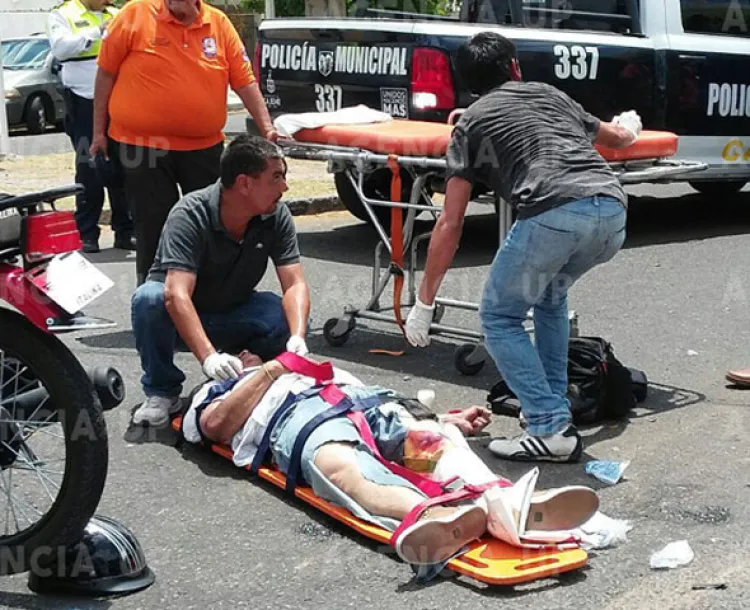 Choque entre auto y moto  deja a padre e hija lesionados