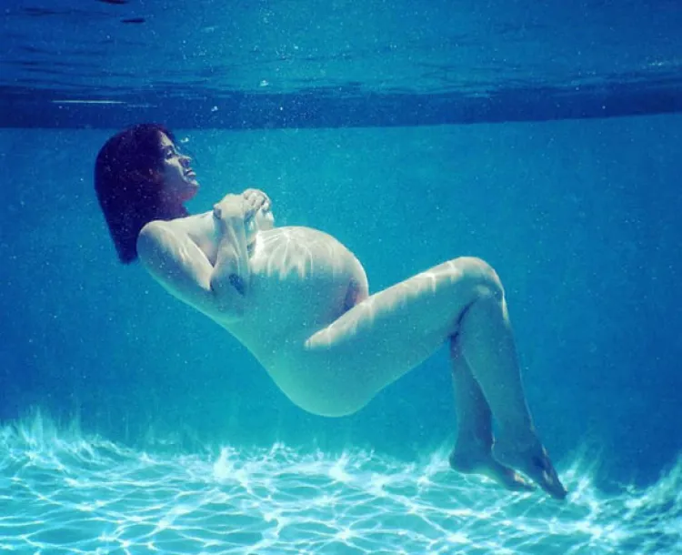 Alanis Morissette comparte su embarazo bajo el agua