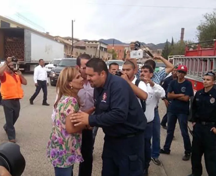 Agradecen Bomberos el apoyo de la Gobernadora  en Cananea