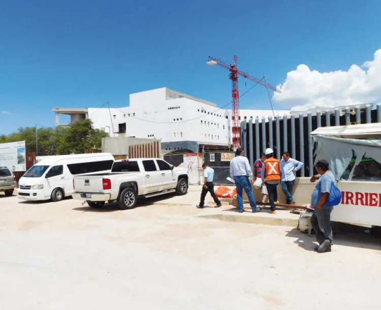 Trabajadores paran la obra del nuevo IMSS