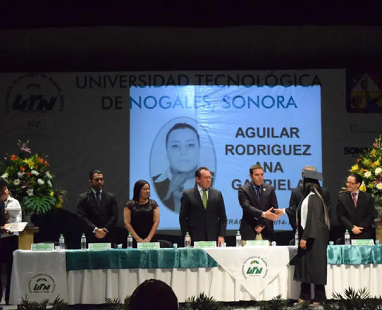 Preside graduación  de jóvenes de la UTN Presidente Municipal