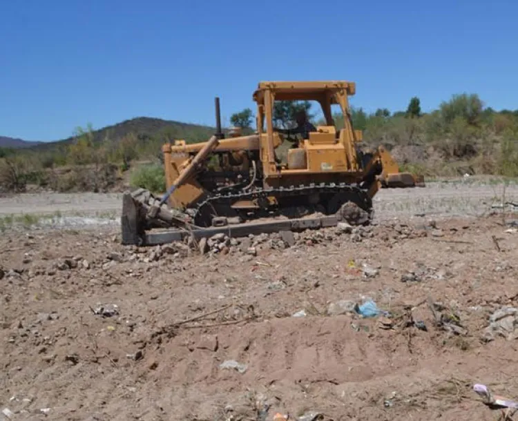 Limpian arroyo  El Sásabe para  evitar desbordes