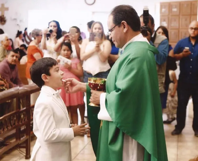 Eduardo Romo de Vivar Molina recibe su primera comunion