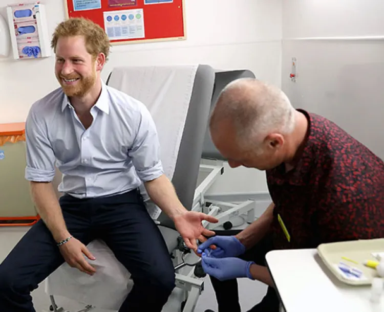 El príncipe Enrique se hace la prueba del VIH