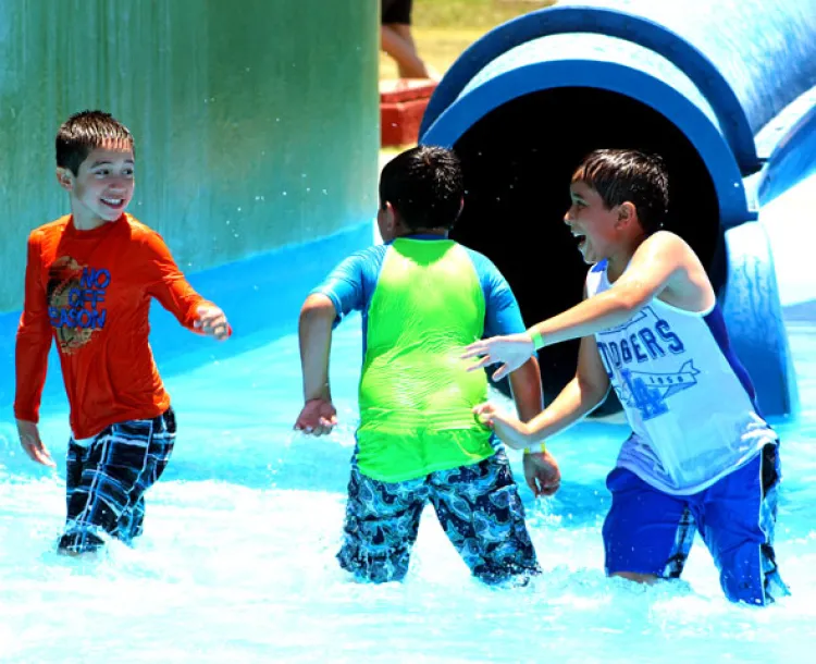 Nadan y chapotean niños en campamento de verano en Agua Prieta