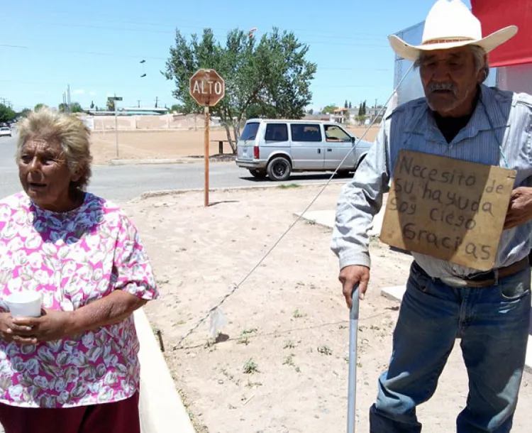 Sobreviven adultos mayores pidiendo  limosna en la calle