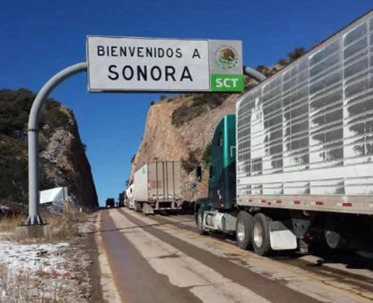 Entrega gobierno estatal folletos  con información sobre carreteras