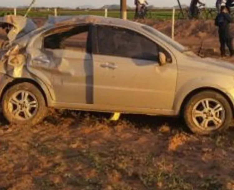 Muere mujer en volcadura, hay cuatro heridos