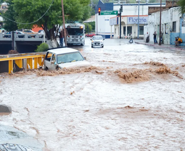 Por poco arroyos se  llevan a 4 personas