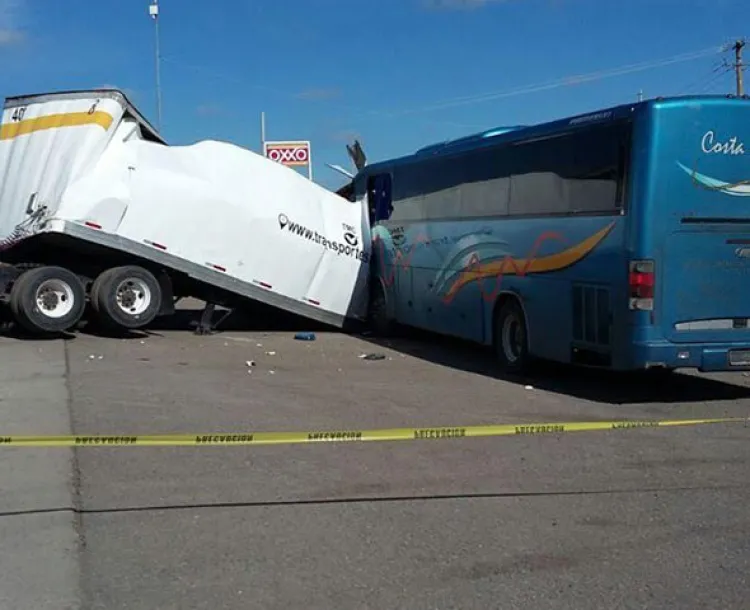 Fallece chofer en camionazo en Santa Ana