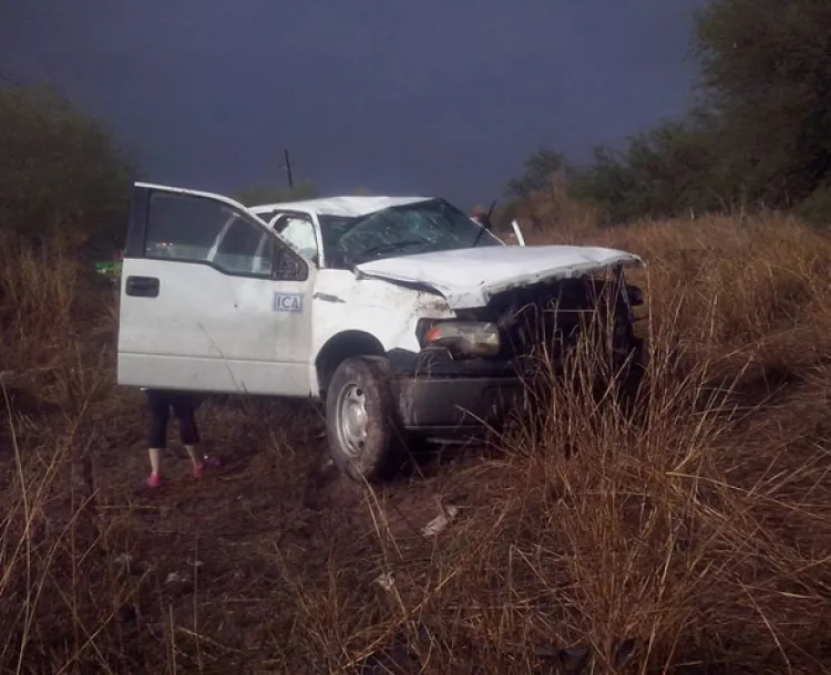 Reportan autoridades cuatro volcaduras por carretera húmeda