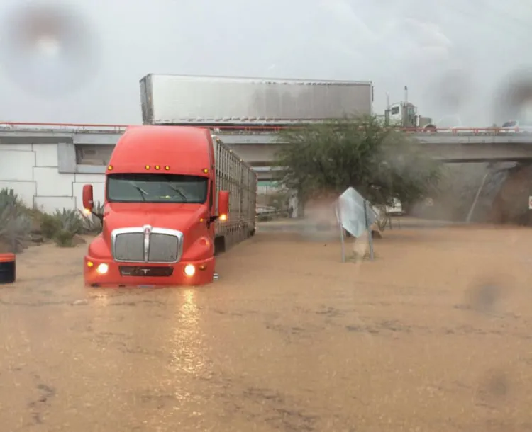 Nogales queda  bajo el agua tras la lluvia