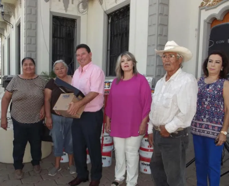 Entrega Alcalde a vecinos tinacos e impermeabilizante