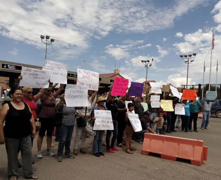 Pobladores del Río Sonora protestan frente a la garita de Douglas