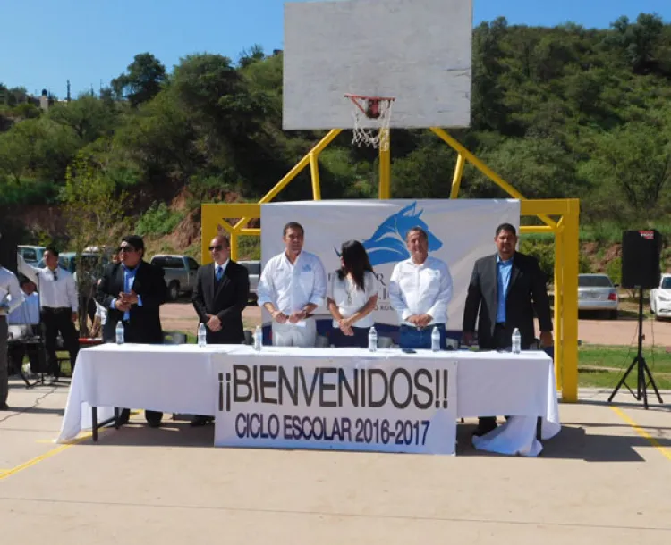 Alcalde y Director dan bienvenida a estudiantes de la Preparatoria Municipal