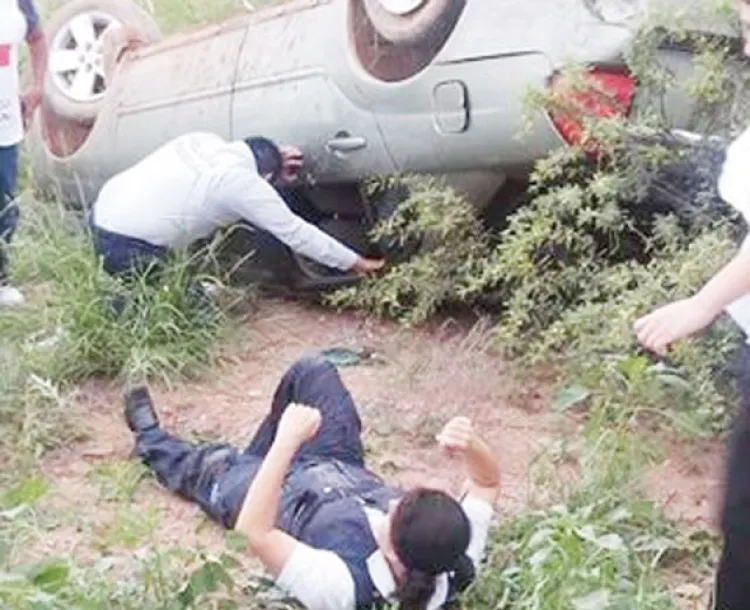 Agente aduanal lesionada al volcar frente al Cereso