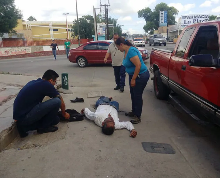 Sufre adulto mayor caída en banqueta, lo llevan al IMSS