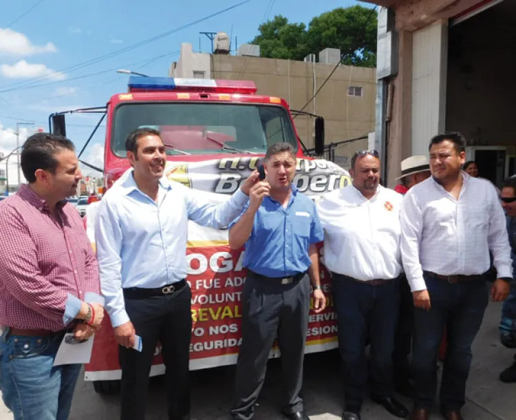 Reciben bomberos un carro cisterna, agradecen apoyo