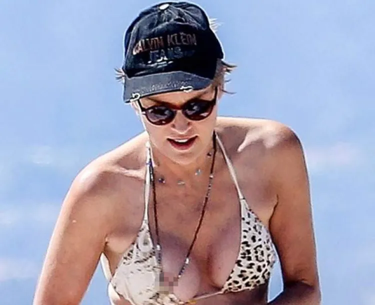 Sharon Stone enseña de más en playas de California