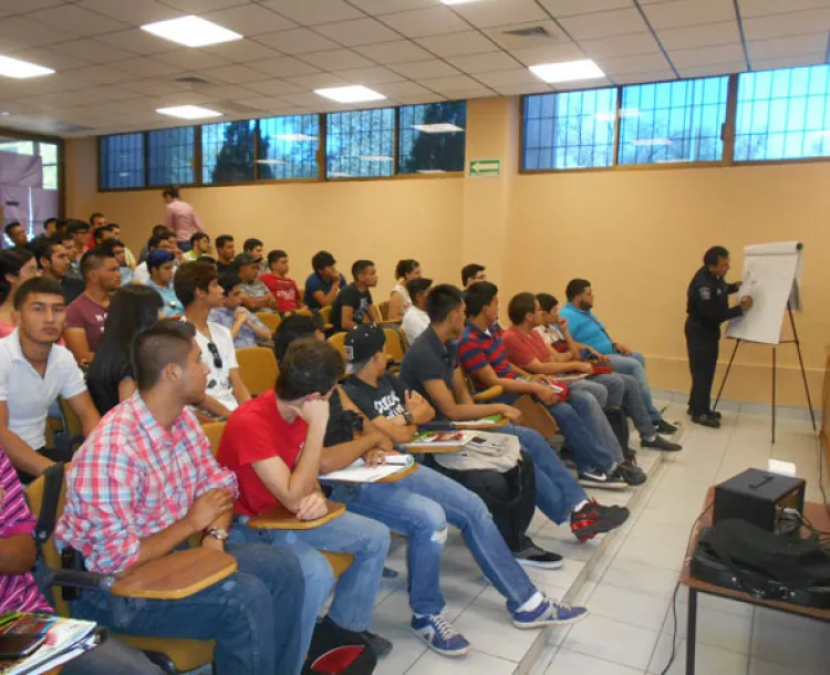 Participan alumnos de la UTN en curso de manejo defensivo