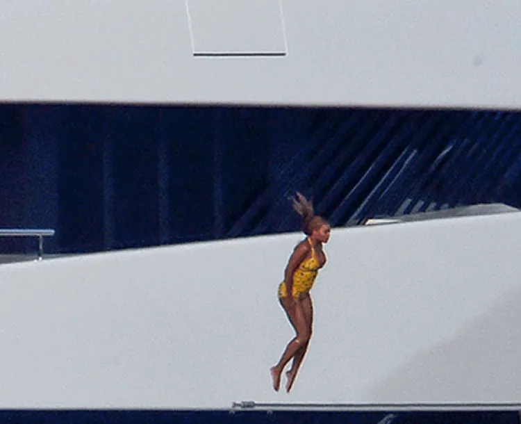 Beyoncé realiza clavado desde un yate