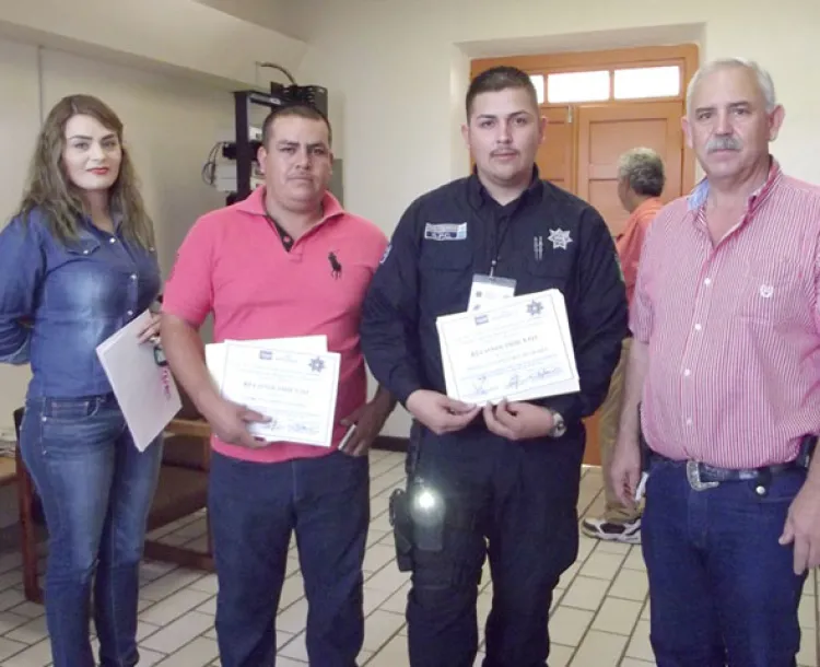 Distinguen a policías del mes en Magdalena