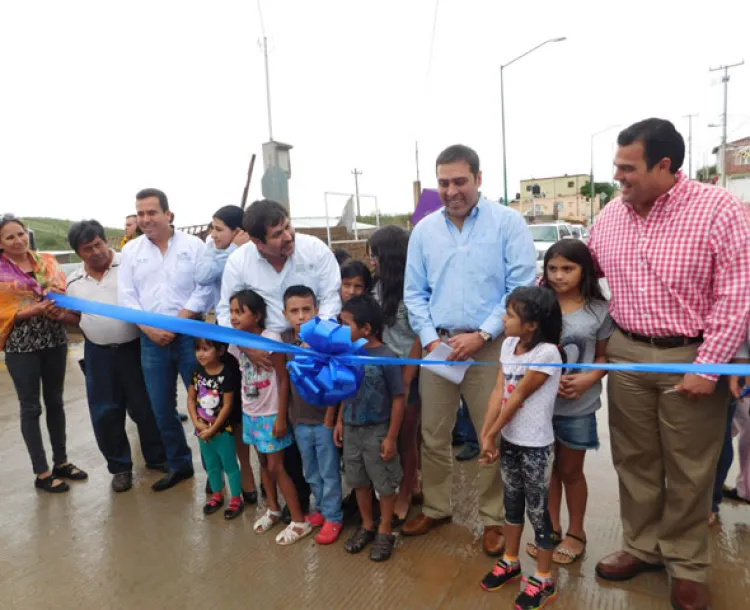 Inauguran obras por 12 millones de pesos bajo la lluvia