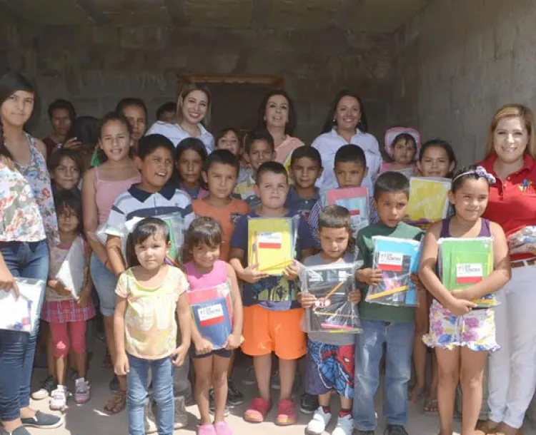 Entrega DIF útiles  escolares a niños y  niñas en Magdalena