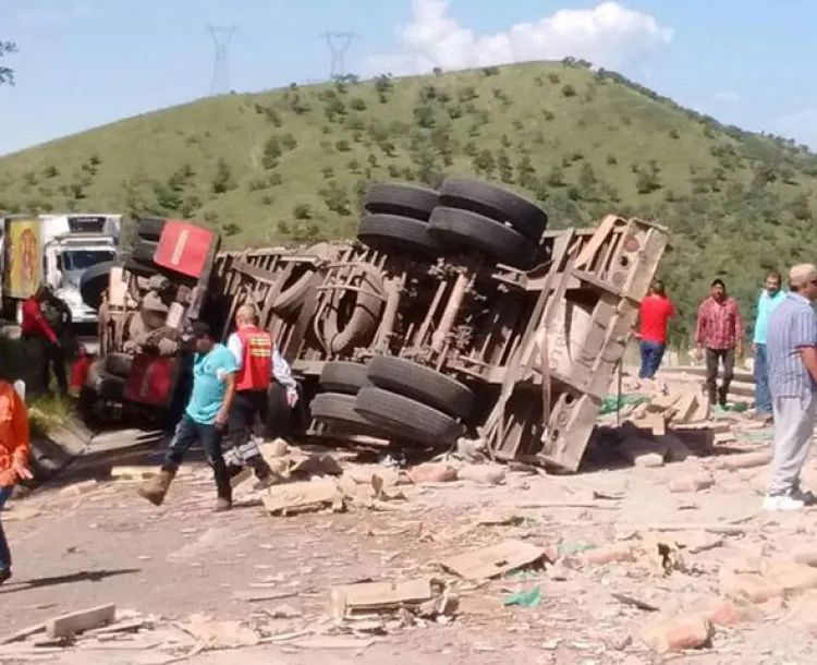 Encontronazo entre trailers rumbo a Ímuris