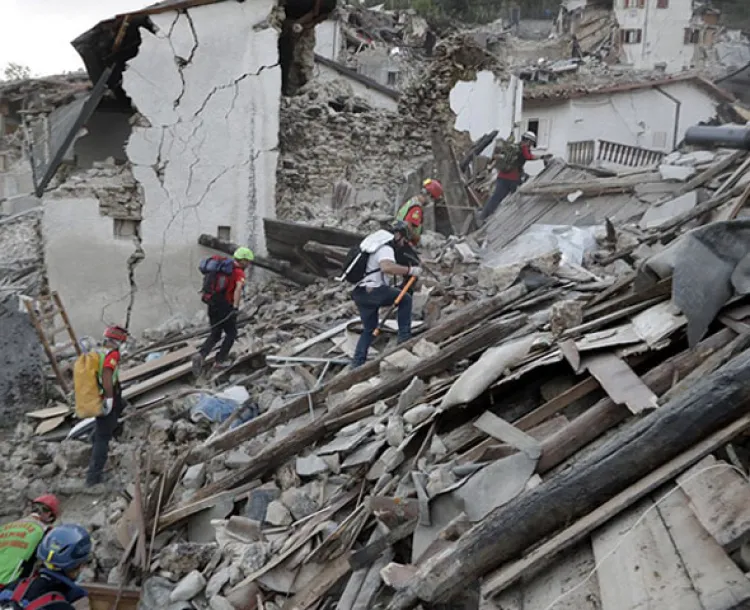 Mueren 159 por sismo en Italia de 6 grados de magnitud