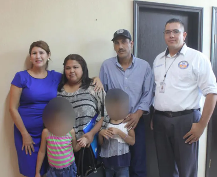 Entrega DIF Agua  Prieta a hermanas  a padres adoptivos