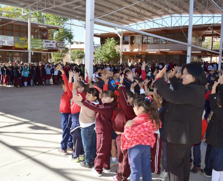 Resguardan oficiales de Tránsito 60 escuelas a la entrada y salida