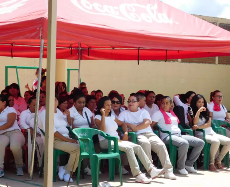 Celebran internas  del Cereso Femenil  Día del Abuelo