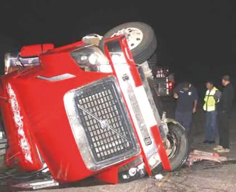 Vuelca tráiler en carretera por exceso de velocidad