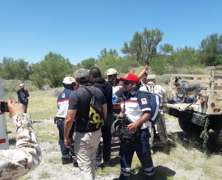 Rescatan a mujer en la cima de un cerro, estaba fracturada