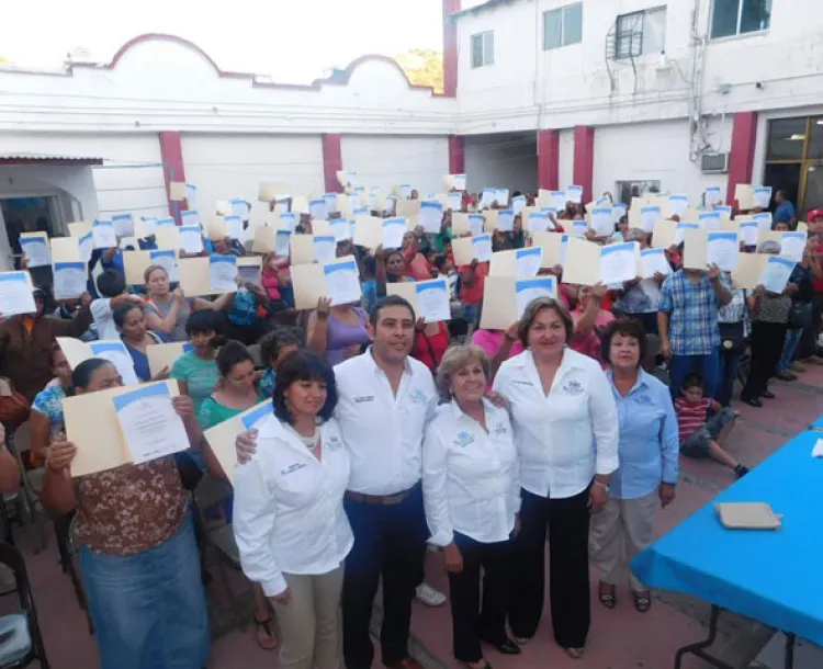 Alcalde entrega certificados del programa Cuarto Rosa