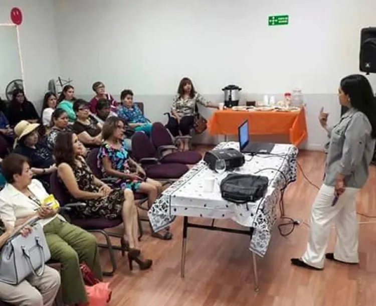 Asisten jubilados y pensionados a  charla de prevención del suicidio