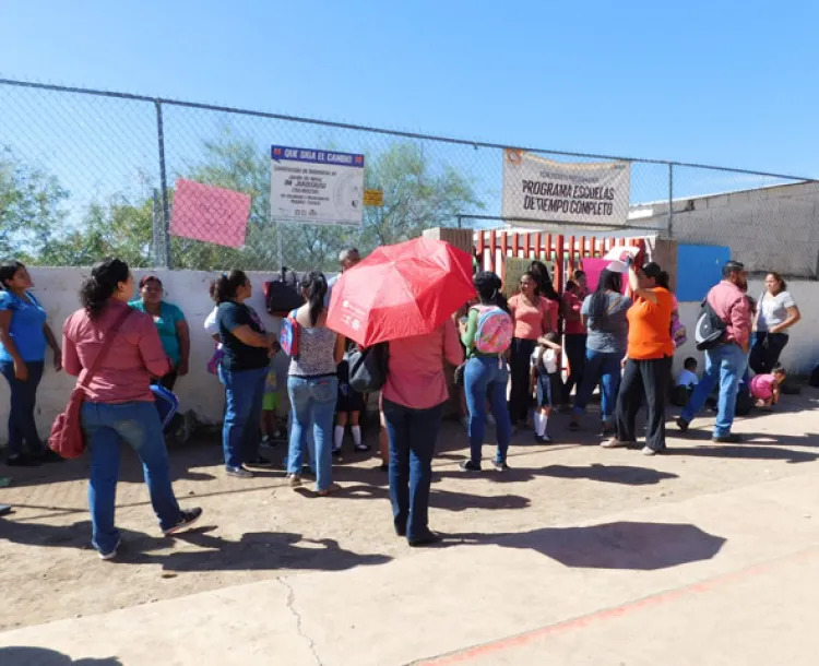 Cierran padres de  familia kínder por  falta de maestra