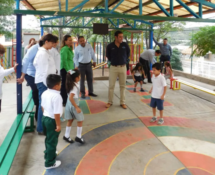 Temo Galindo visita jardines de niños para inspeccionar obras