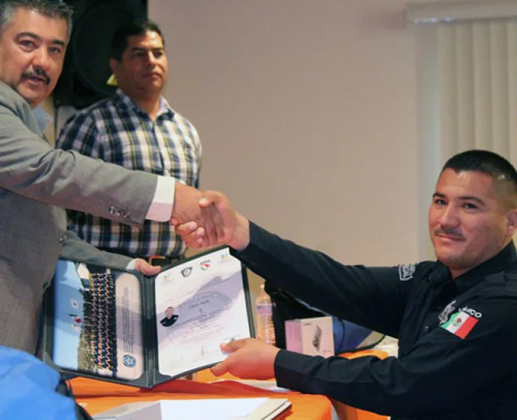 Autoridades reconocen  a policías municipales